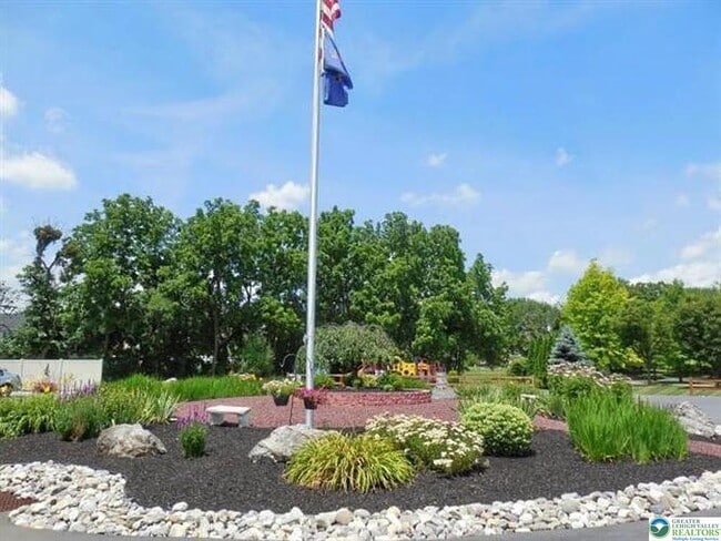 102 Quaker Dr in Bethlehem, PA - Building Photo - Building Photo