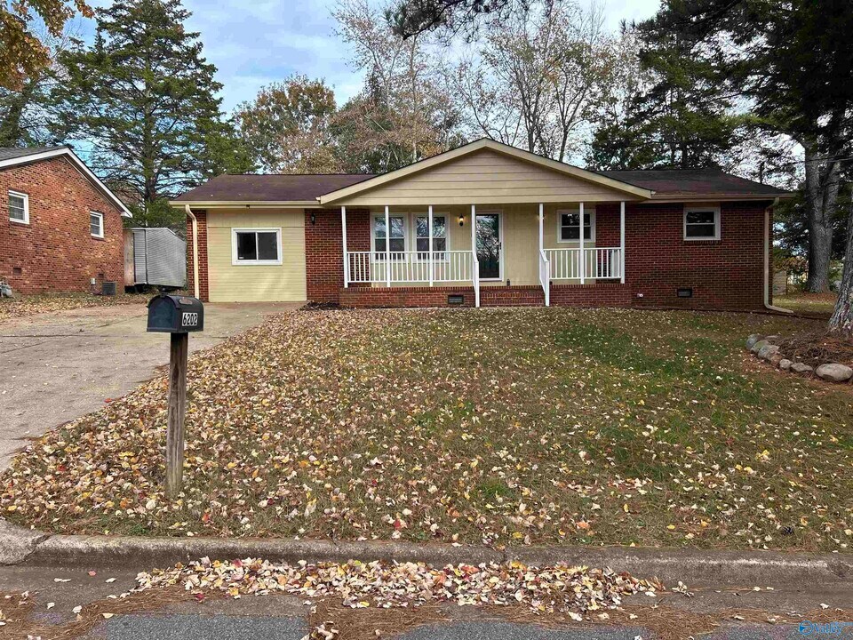 6202 Valley Park Dr NW in Huntsville, AL - Building Photo