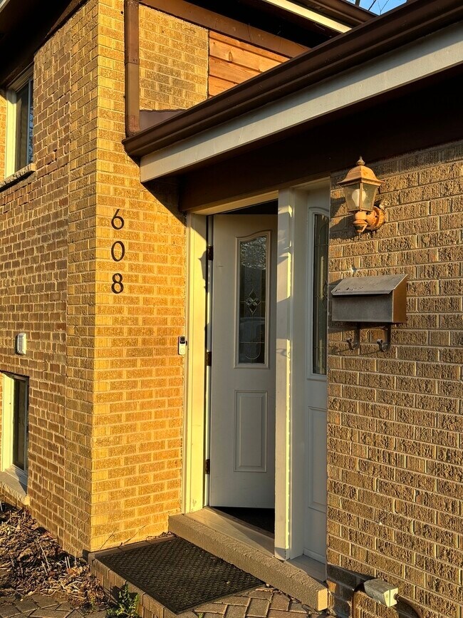 608 Lavergne Ave in Wilmette, IL - Building Photo - Building Photo