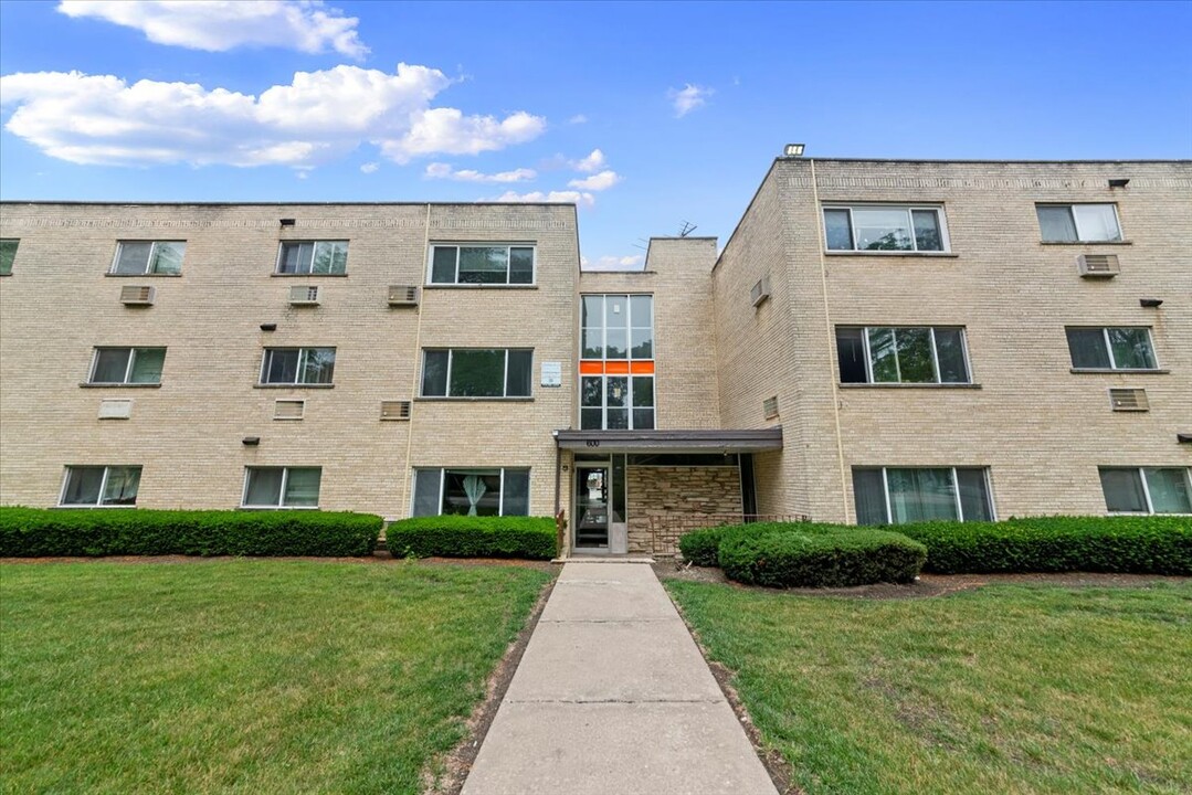 600 McKinley Ave in Mundelein, IL - Building Photo