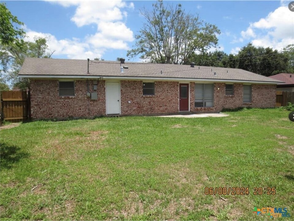 205 Avalon Dr in Victoria, TX - Building Photo