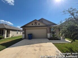 345 Middle Grn Lp in Floresville, TX - Building Photo