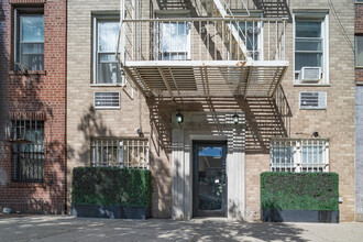 237 East 10th Street in New York, NY - Building Photo - Building Photo