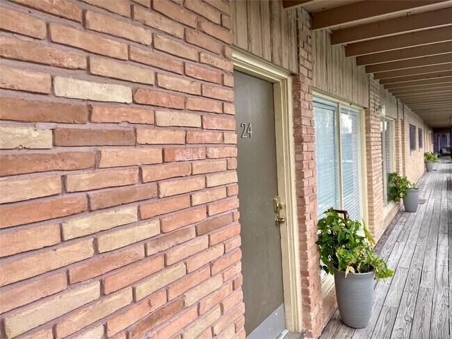 3809 N Braeswood Blvd in Houston, TX - Building Photo - Building Photo
