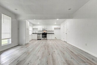 408 Commanche Rd in Montgomery, TX - Building Photo - Building Photo