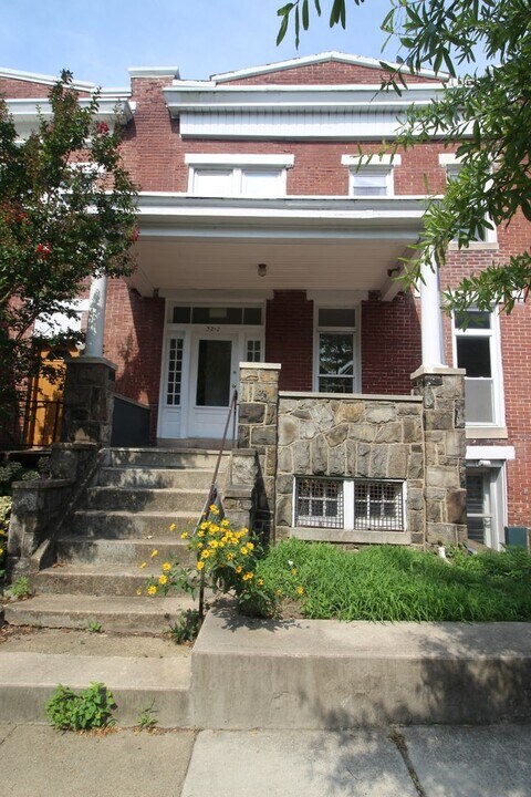 3212 N Calvert St in Baltimore, MD - Building Photo