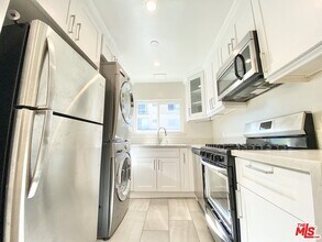 1051 S Sherbourne Dr-Unit -3 in Los Angeles, CA - Foto de edificio - Building Photo