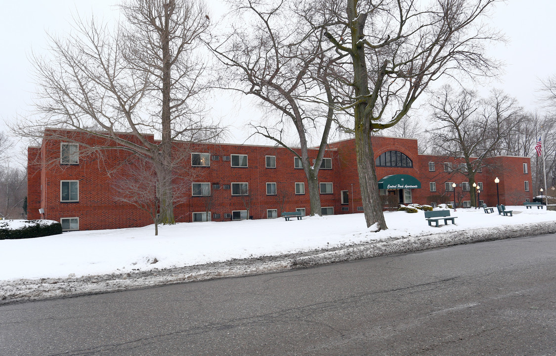 Central Park Apartments in Niles, OH - Building Photo