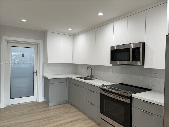 161 Bentley Dr in Miami Springs, FL - Building Photo - Building Photo