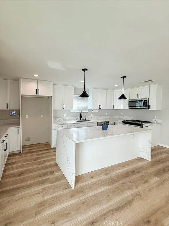 10430 Densmore Ave in Granada Hills, CA - Building Photo