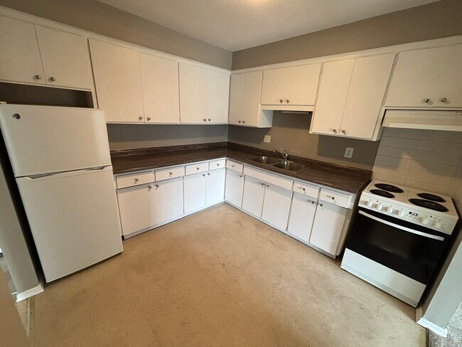 30-30 Westmount Rd W in Kitchener, ON - Building Photo - Building Photo