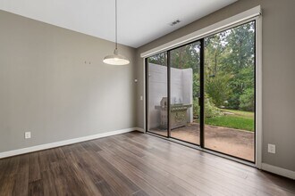 5 Wellesley Pl in Chapel Hill, NC - Building Photo - Building Photo