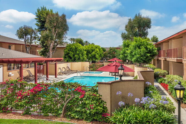 Casa Madrid Apartments in Azusa, CA - Foto de edificio - Building Photo