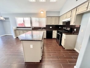 5585 W Chennault Ave in Fresno, CA - Building Photo - Building Photo