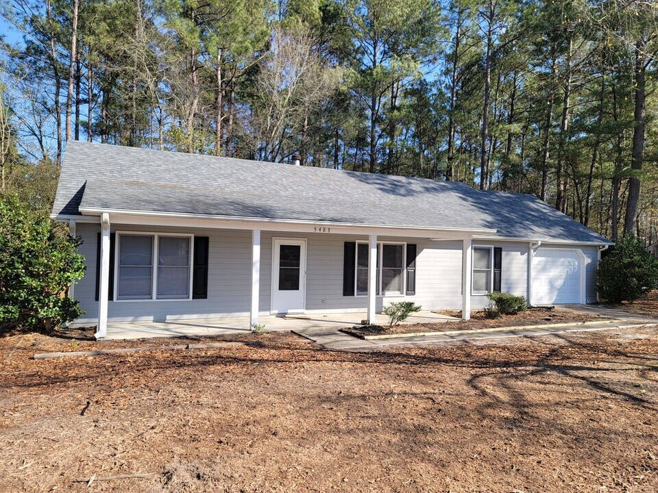 5483 Falling Waters Dr in Hope Mills, NC - Building Photo