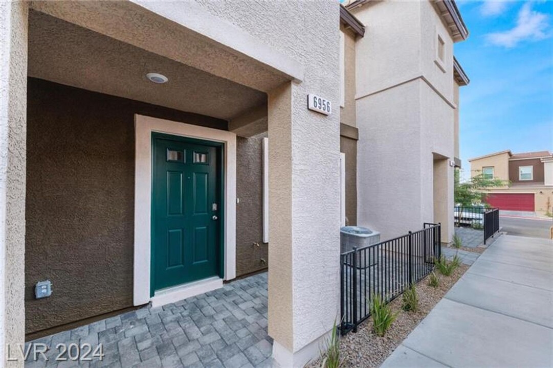 6956 Honor Hl St in Las Vegas, NV - Building Photo