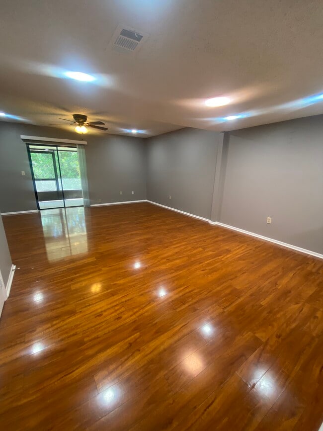 10125 Lake Oak Cir in Tampa, FL - Foto de edificio - Building Photo