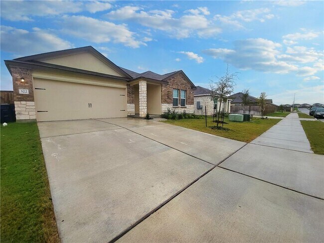 322 Arnage Dr in Hutto, TX - Building Photo - Building Photo