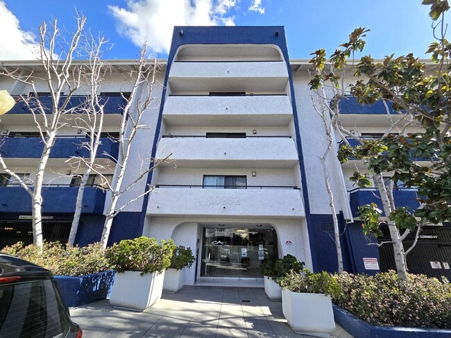 property at 10982 Roebling Ave