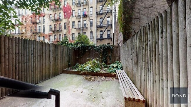 335 E 92nd St in New York, NY - Building Photo - Building Photo