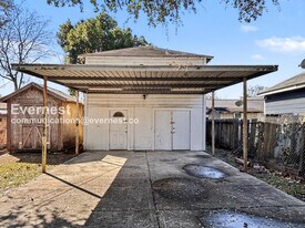 203 W Lobit Ave in Baytown, TX - Building Photo