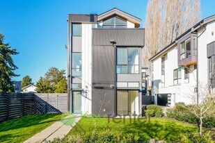 6424 SW Admiral Wy in Seattle, WA - Building Photo