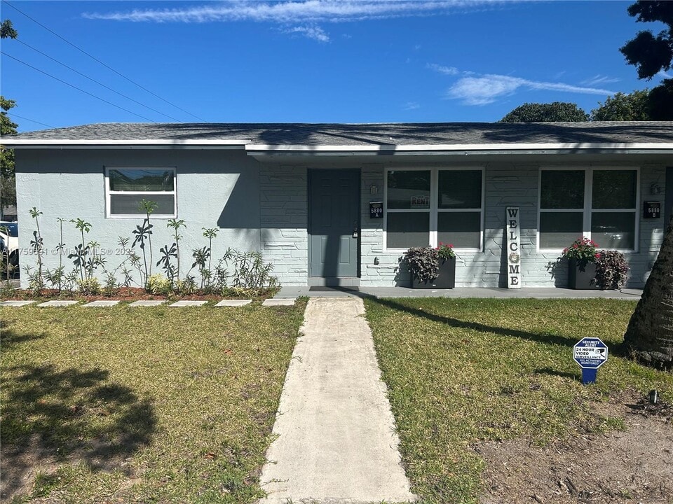 5880 NW 19th St in Lauderhill, FL - Building Photo