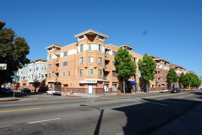 Hismen Hin-Tu Terrace Apartments in Oakland, CA - Foto de edificio - Building Photo