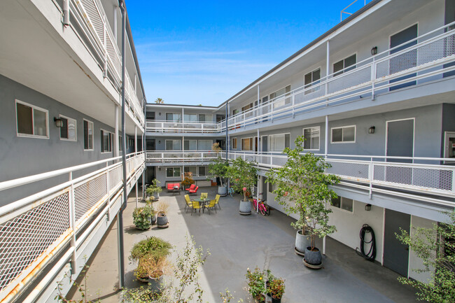 303 California Ave, 3 blocks to the beach in Santa Monica, CA - Foto de edificio - Building Photo