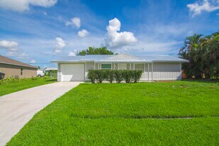 571 SW Comet Terrace in Port St. Lucie, FL - Building Photo