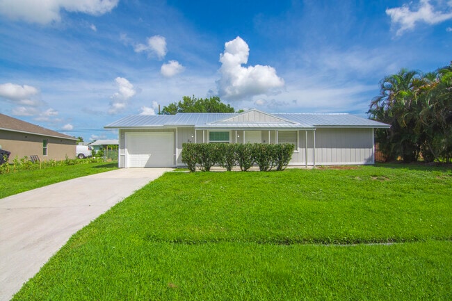 571 SW Comet Terrace