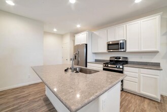 849 E Sunset Rd in Henderson, NV - Building Photo - Building Photo