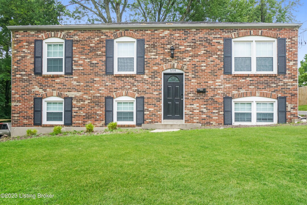 3208 Cabinwood Dr in Louisville, KY - Foto de edificio