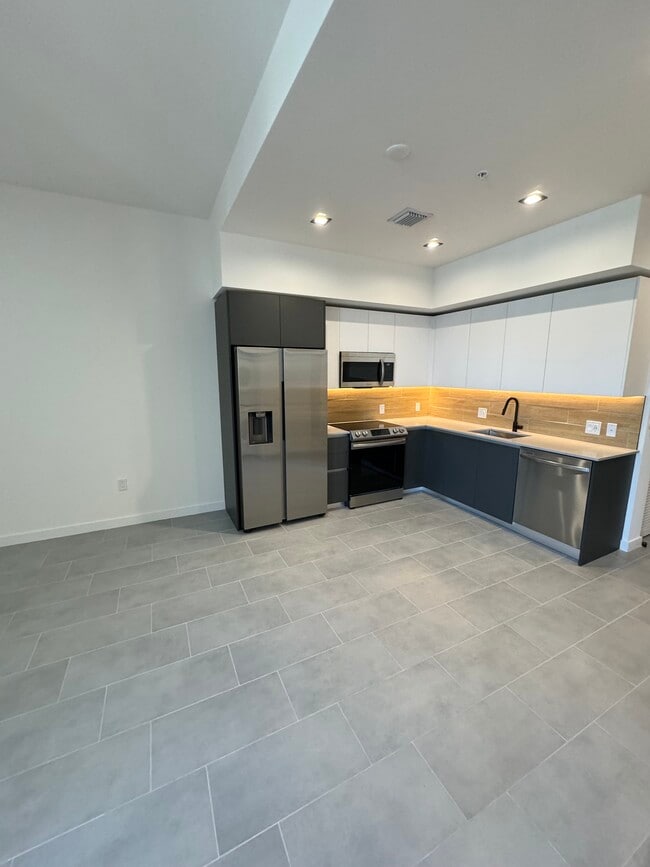 70 NW 28th St, Unit B1 in Miami, FL - Building Photo - Building Photo