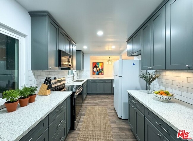 2003 Barnett Rd in Los Angeles, CA - Building Photo - Building Photo