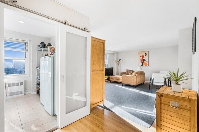 225 St Pauls Ave, Unit 14N in Jersey City, NJ - Building Photo - Building Photo
