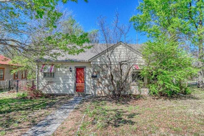 property at 402 S Lahoma Ave