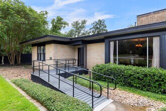 1403 N Thompson St in Conroe, TX - Building Photo - Building Photo