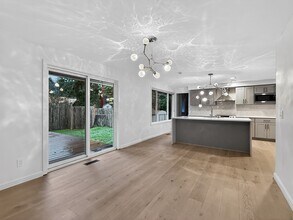 16711 NE 18th St in Bellevue, WA - Building Photo - Building Photo