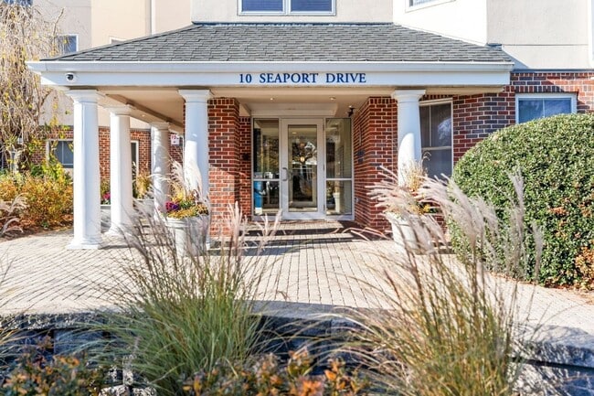 10 Seaport Dr, Unit 2411 in Quincy, MA - Building Photo - Building Photo