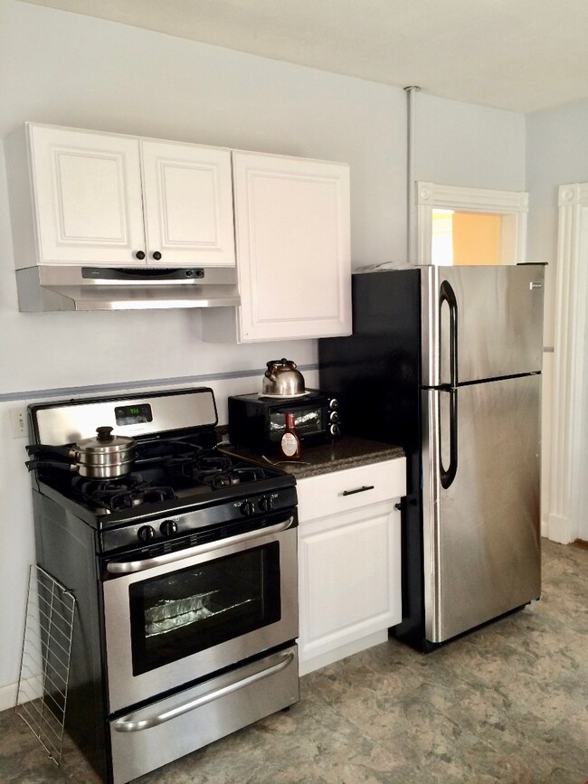 18 Hinckley St, Unit 1 in Boston, MA - Building Photo - Building Photo