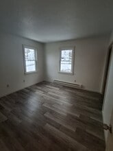 22 Gold St, Unit Easy Uconn Commute in Stafford Springs, CT - Building Photo - Building Photo