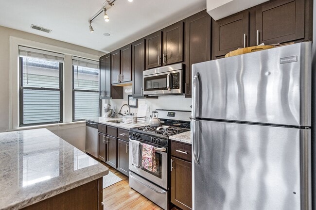 2235 W Wilson Ave, Unit 2233-3