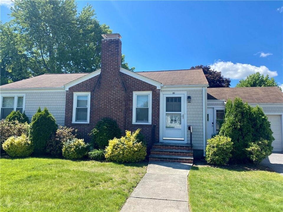 86 Barstow Rd in Warwick, RI - Building Photo