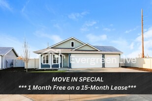 335 Lightning Ave in Middleton, ID - Building Photo