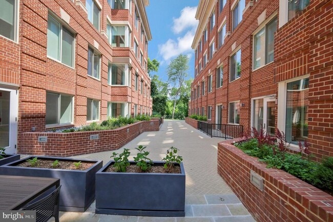635 Slaters Ln in Alexandria, VA - Building Photo - Building Photo