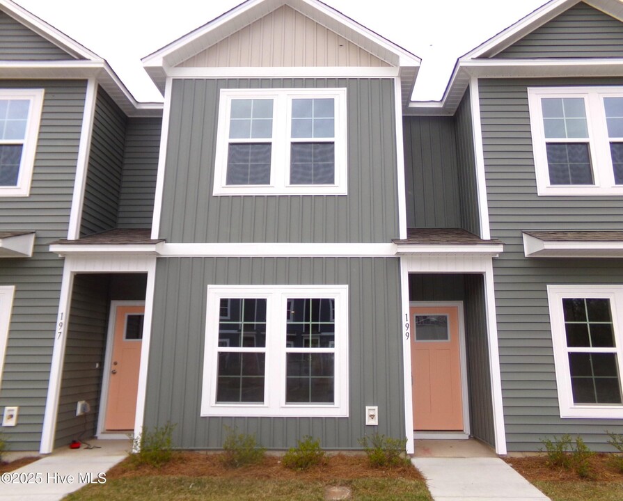 199 Loren Rd in Hubert, NC - Foto de edificio