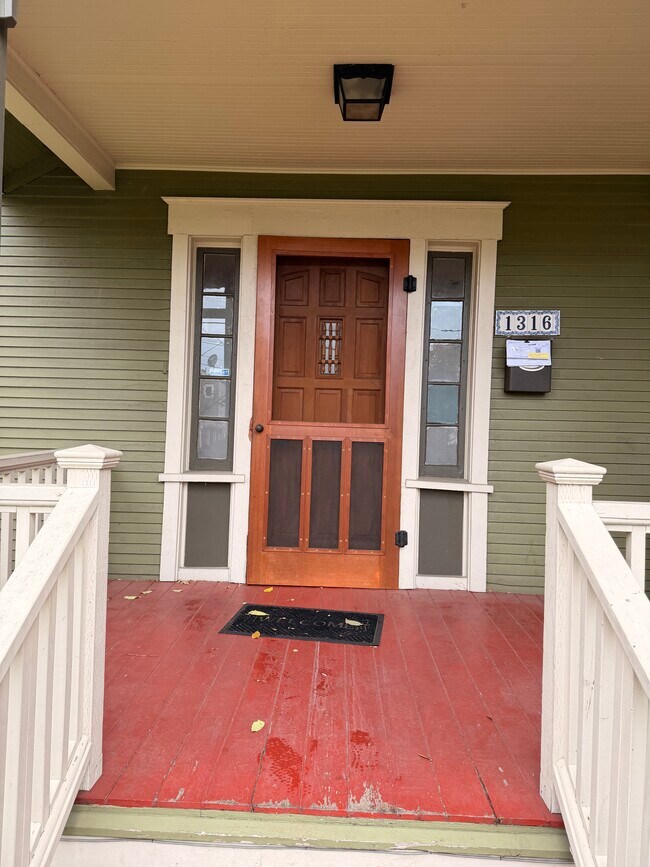 1316 Northeast Killingsworth Street in Portland, OR - Foto de edificio - Building Photo