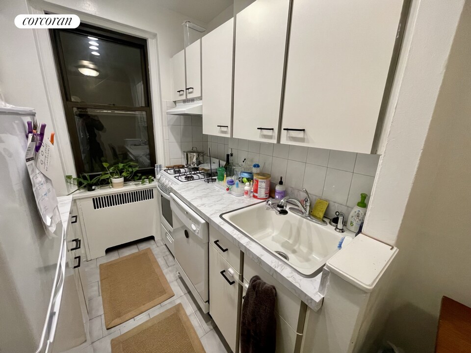 340 E 66th St in New York, NY - Building Photo