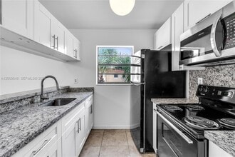 18206 Mediterranean Blvd in Hialeah, FL - Building Photo - Building Photo